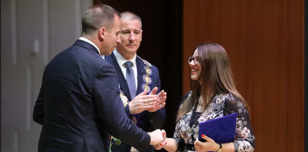 Szibler Vivien tanárnő Kiemelkedő pedagógusmunkáért-díjat kapott!